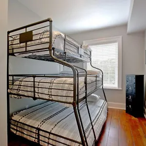 https://newly-renovated-4-bed-3-bath-and-2-parking-spots.top-hotels-in-savannah.com
